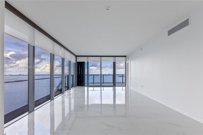 Foto del edificio - 700 NE 24th St