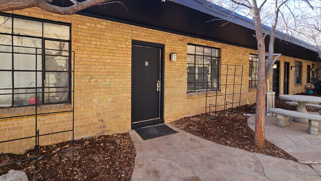 Unidad B - Entrada - Courtyard on Vine