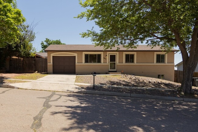 Building Photo - 2617 Montebello Dr W