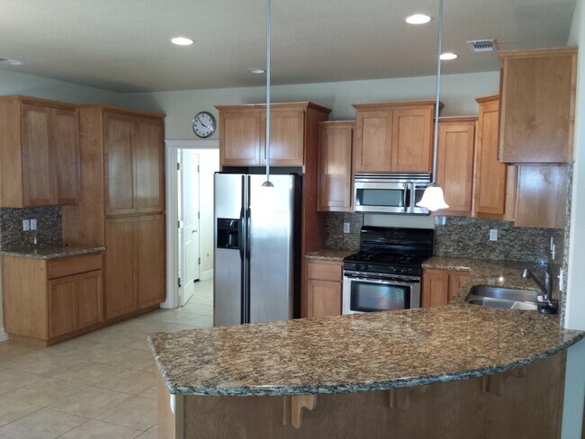 Foto del edificio - Lake California Home for Rent | Gated Community, Lake Access, River Access, Garage