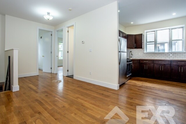 Foto del edificio - 355 E 48th St