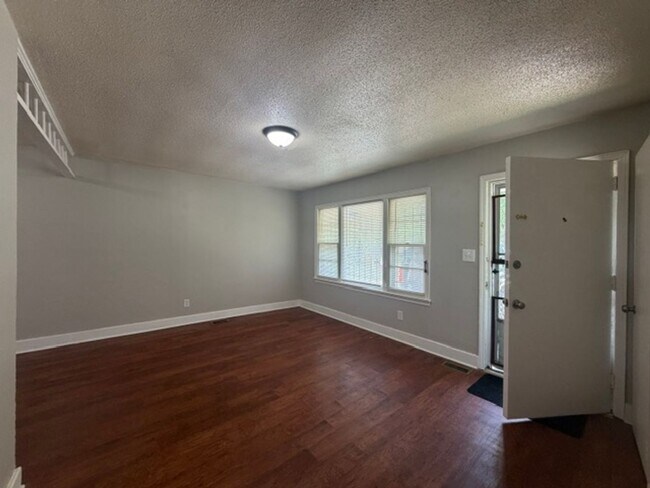 Foto del edificio - 5007 Higgins St