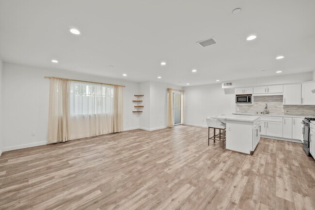 Foto del edificio - 9104 Burnet Ave