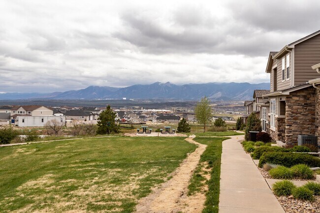 Foto del edificio - Comfortable Monument Townhome with 2-Car Garage & Easy I-25 Access!!