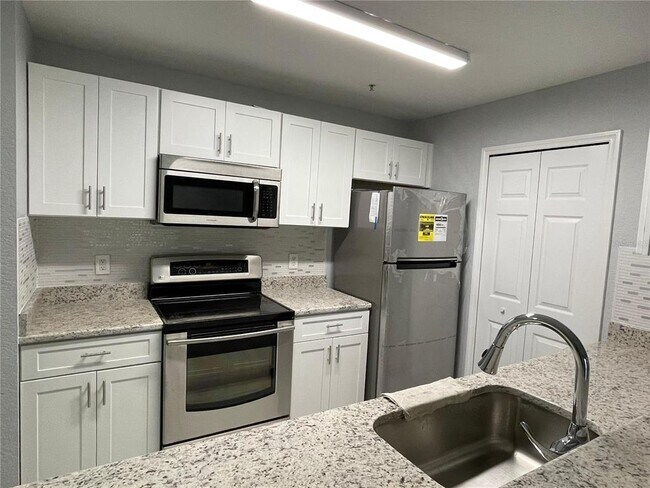 Building Photo - 5483 Vineland Rd