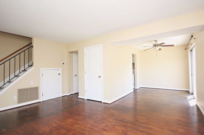 Building Photo - Student-Friendly Duplex