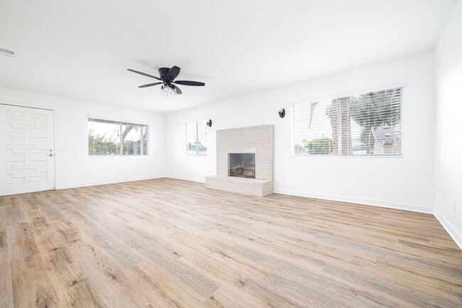 Building Photo - Huge 4 Bedroom 3 Bath House - Completely R...