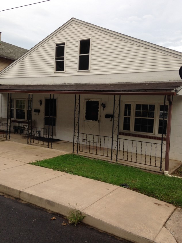 Front - 222 E 4th St