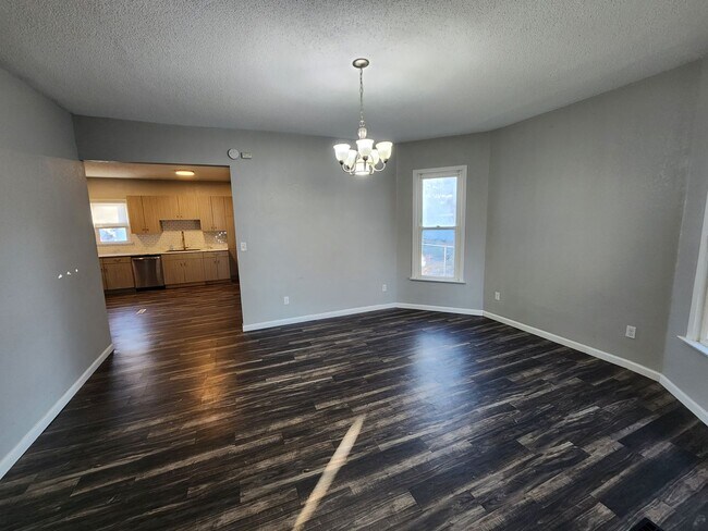 Building Photo - 4 bedroom house