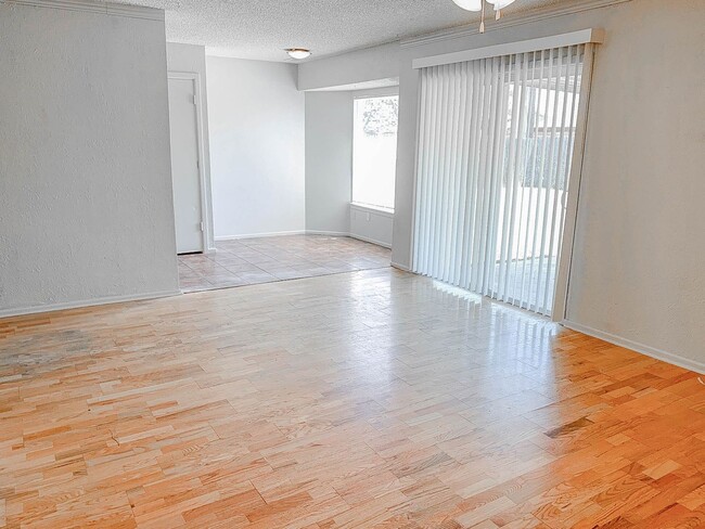 Building Photo - Charming Home with Amazing Natural Lighting!