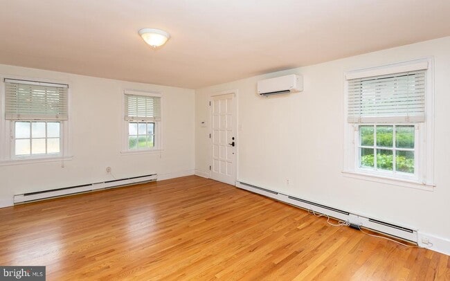 Building Photo - 240 Henley Rd