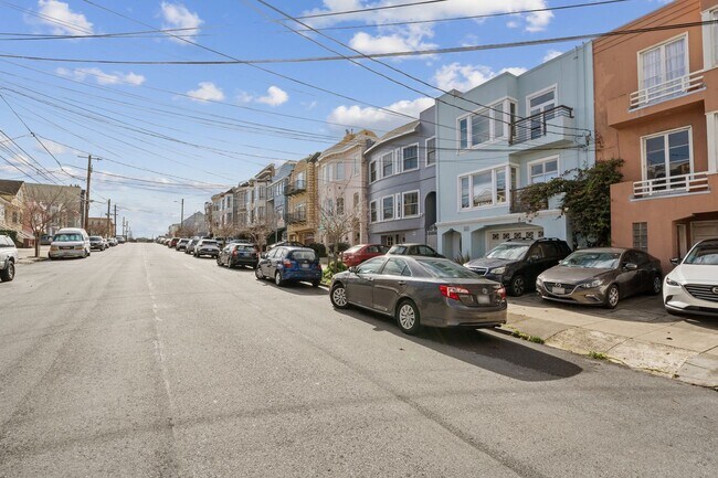 Building Photo - 2 bed, 1 Bath Penthouse Style Flat - Sunse...