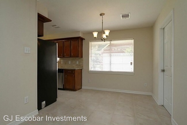 Building Photo - 10619 Twin Oak Dr