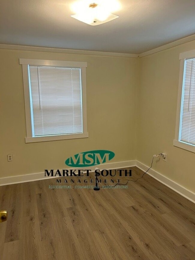Building Photo - REDUCED!! Eastside location