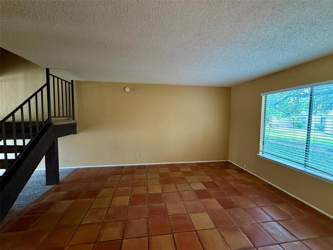 Foto del edificio - 9611 Blue Creek Ln