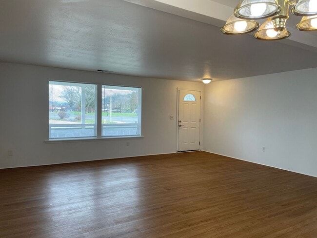 Foto del edificio - This is a Wonderful 2 Bed 2 Bath-Located in the Beautiful Town of Eagle Point