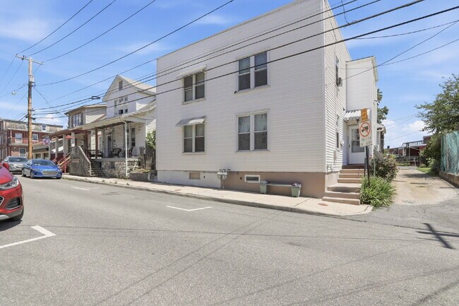 Building Photo - This well-maintained 4-bedroom, 2-bath duplex offers a spacious layout with all the comforts of h...