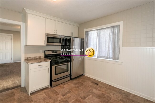 Building Photo - 2 Bedroom Salt Lake Duplex - All Utilities Included!