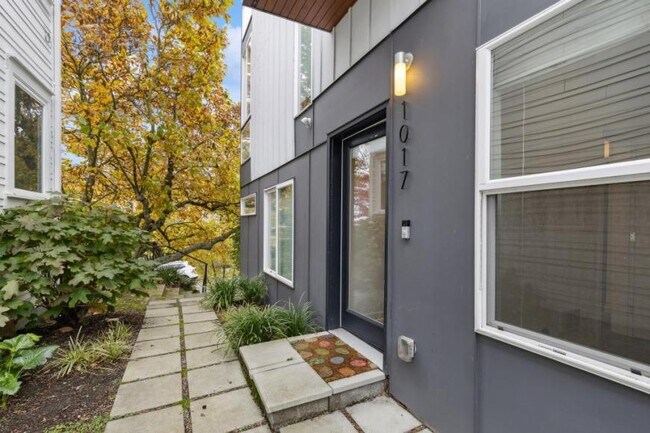 Foto del edificio - 3 bedroom in Seattle WA 98119