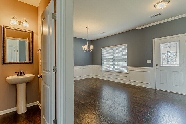 Foto del edificio - 4 Bedroom 2.5 Bathroom Home in Convenient ...