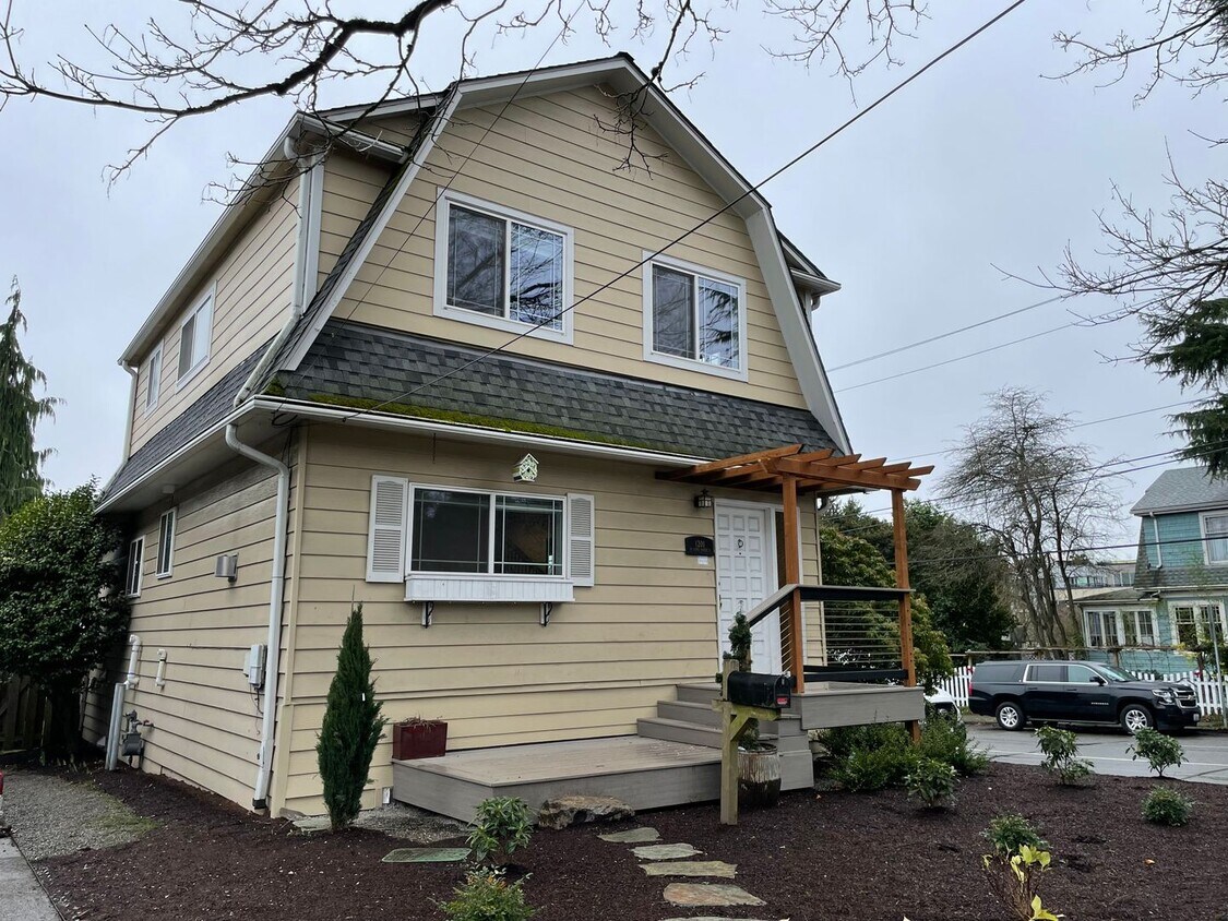 Primary Photo - Great location, corner lot, pet friendly -...