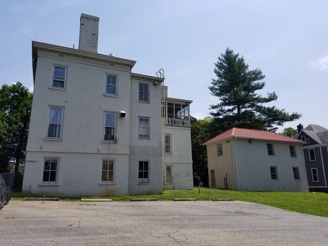 Building Photo - 405 Cabell St
