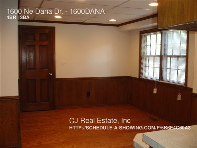 Building Photo - 1600 NE Dana Dr