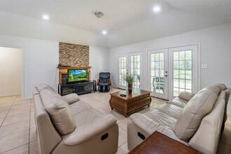 Building Photo - 635 Chapel Hill Dr
