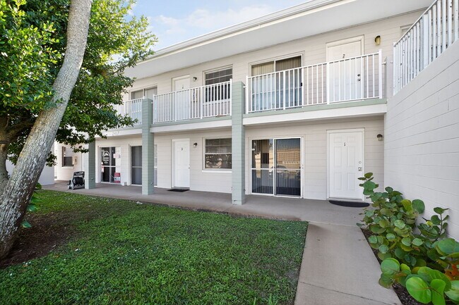 Building Photo - 2411-2417 N Oleander Ave