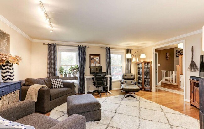 Building Photo - Gorgeous 4 BR/2.5 BA Home on a Beautiful T...