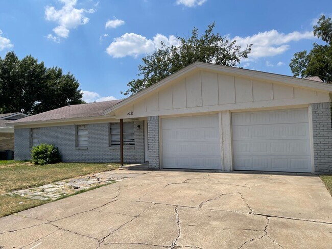 Foto del edificio - 2721 Ash Park Dr