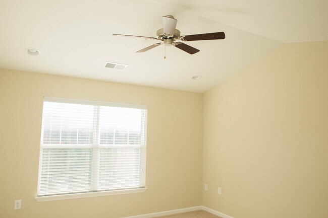 Foto del edificio - 2 Bedroom Townhouse at the Woodlands! Schedule a tour today! Only $500 deposit!