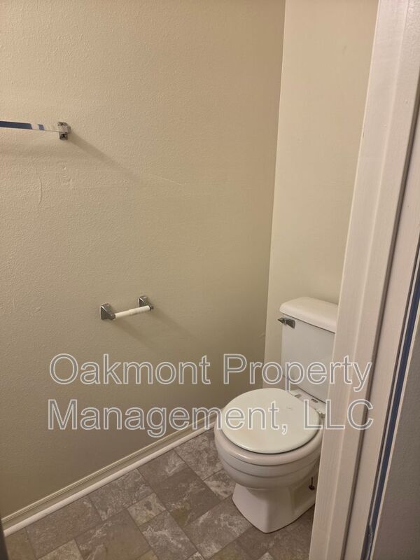 Building Photo - 2831 Breezewood Ave
