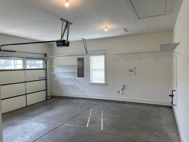 Foto del edificio - One level home with 2 Car Garage!