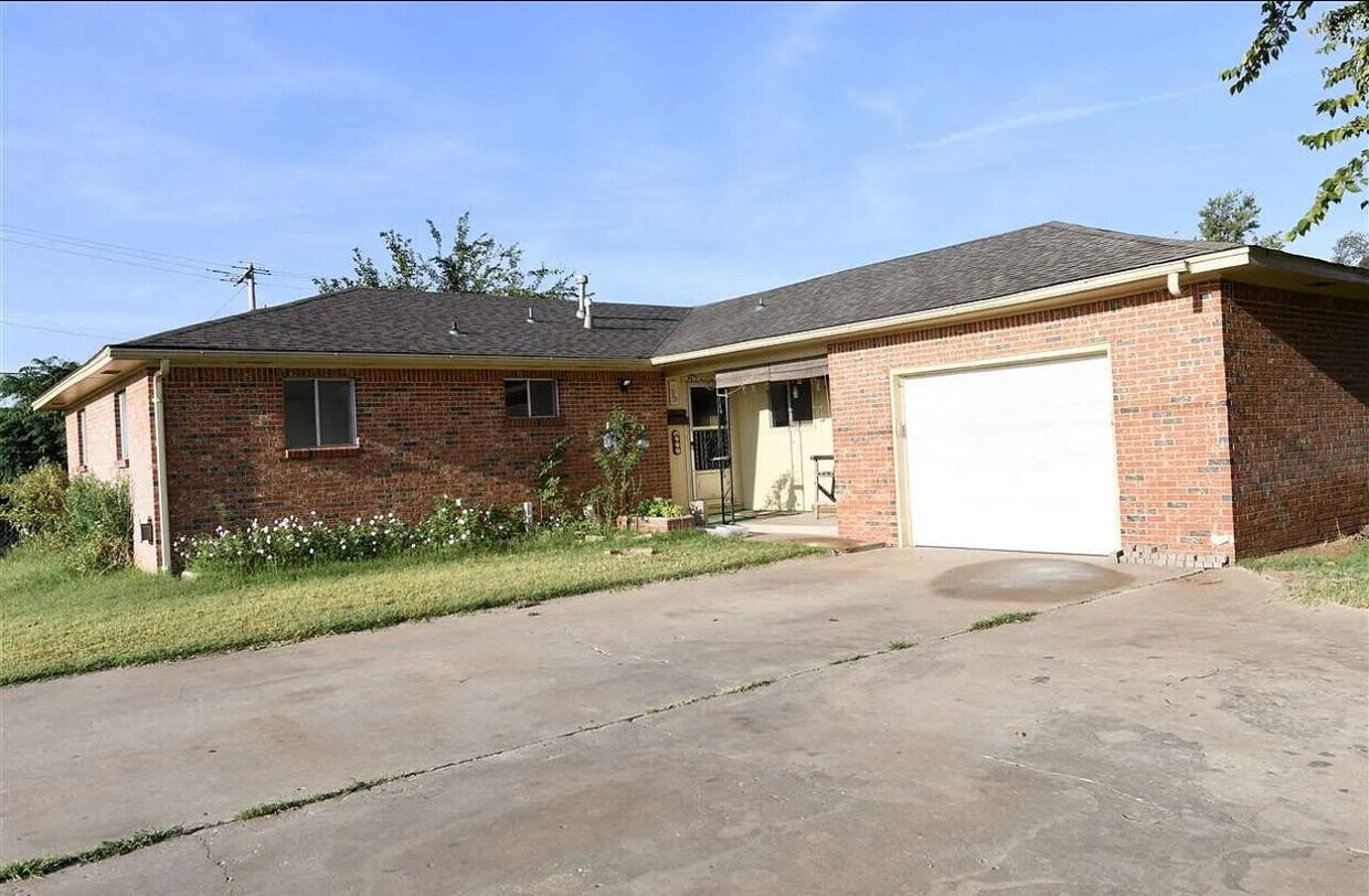 Foto principal - COMING SOON! Corner lot home with fenced b...