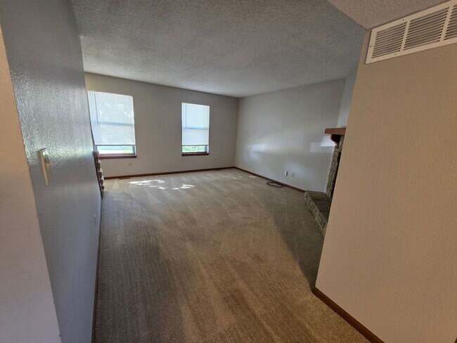Foto del edificio - Spacious 2BR/1.5BA Quadplex
