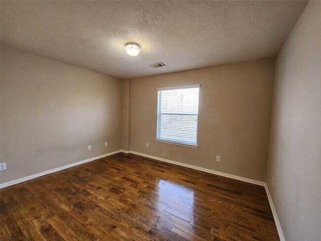 Foto del edificio - 11111 Valley Kings Dr