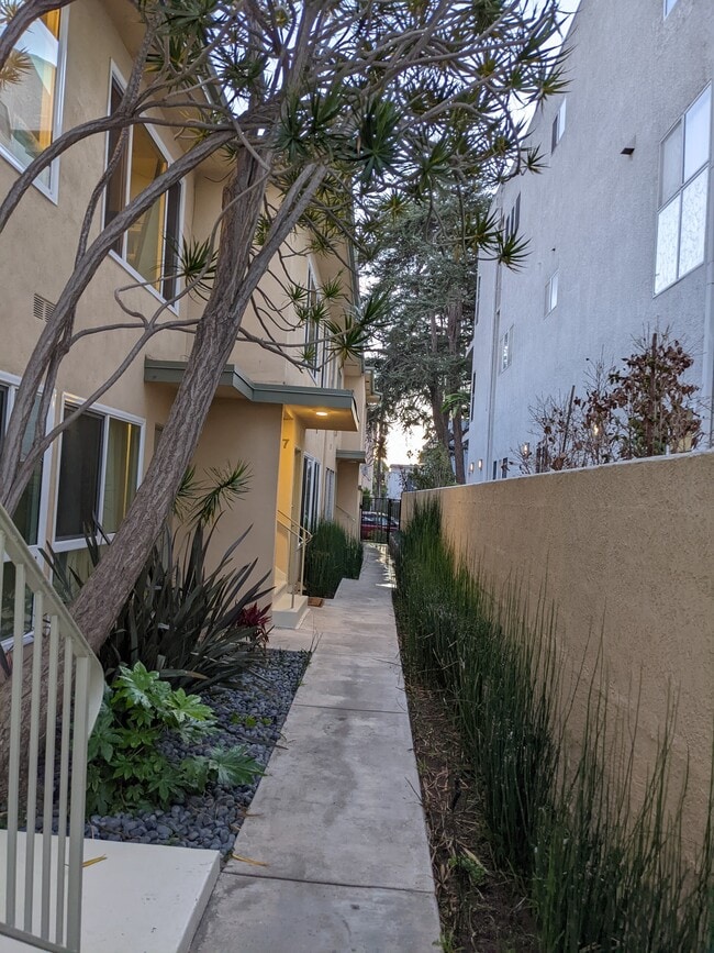 Building Photo - 911 Lincoln Blvd