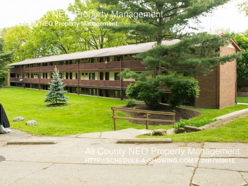 Primary Photo - 737 Center Ave