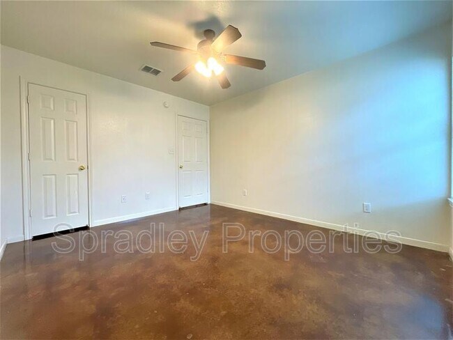 Building Photo - 5606B Luxor Dr