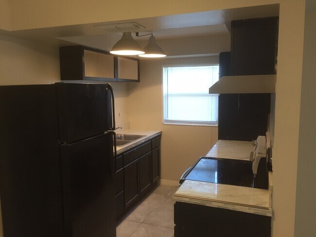 Building Photo - 3 Bedroom, 2 Bath Single Family Home