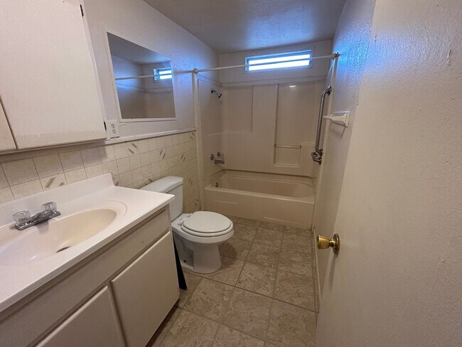 Building Photo - 2 bedroom 1 bath home with a storage shed!