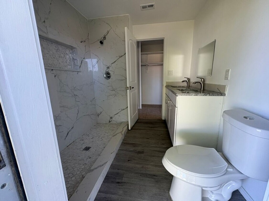 Foto principal - Charming 2-Bedroom Ranch in Cape Coral’s B...