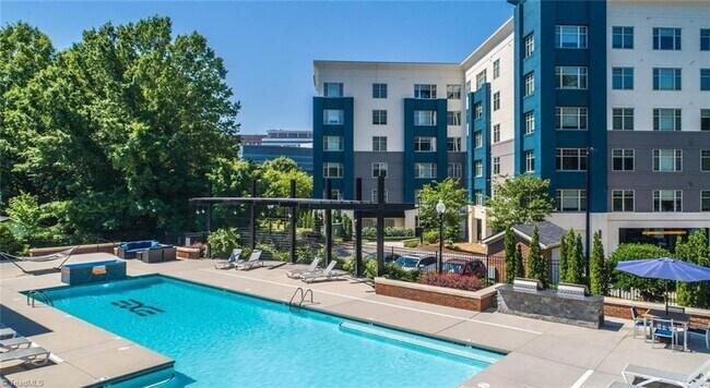 Foto del edificio - 111 Edgeway Dr