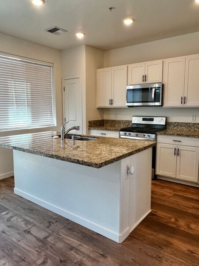Foto del edificio - 4706 Black Falcon Way - Stunning Sun Valle...
