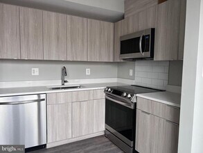 Building Photo - 622 Girard St NE