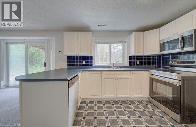 Building Photo - 25 Idle Ridge Ct