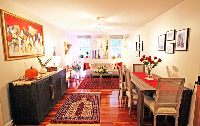 Spacious living / dining area - 2627 Adams Mill Rd NW