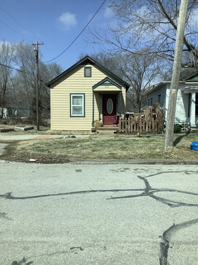 Primary Photo - 213 E Logan St