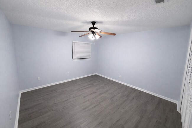 Building Photo - 800 N San Jacinto St